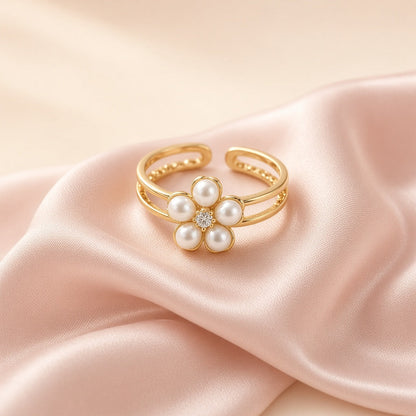 Gold plated adjustable ring with a flower of freshwater pearls